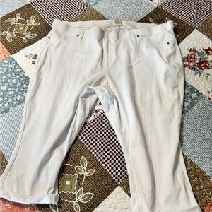 Terra & Sky White Women's Capris